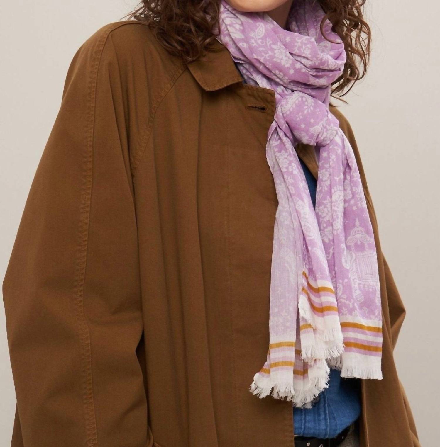 Шарф из хлопковой вуали со слонами в сиреневом цвете Hartford
Шарф из хлопковой вуали со слонами в сиреневом цвете Hartford