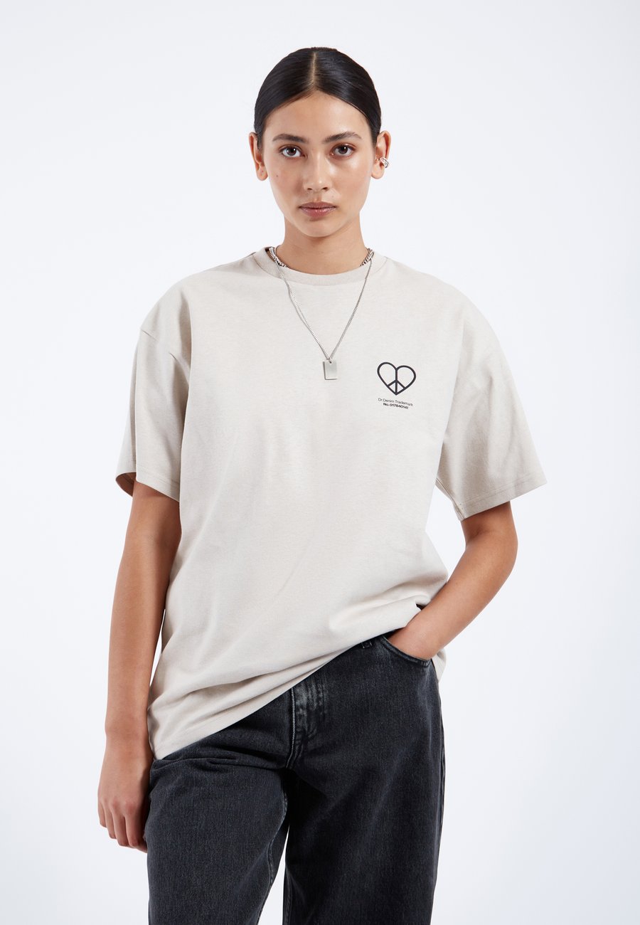 Футболка Dr.Denim TROOPER , Silver Lining Peace Heart/Off-White, Белый, Футболка Dr.Denim TROOPER , Silver Lining Peace Heart/Off-White
Футболка Dr.Denim TROOPER , Silver Lining Peace Heart/Off-White, Белый, Футболка Dr.Denim TROOPER , Silver Lining Peace Heart/Off-White