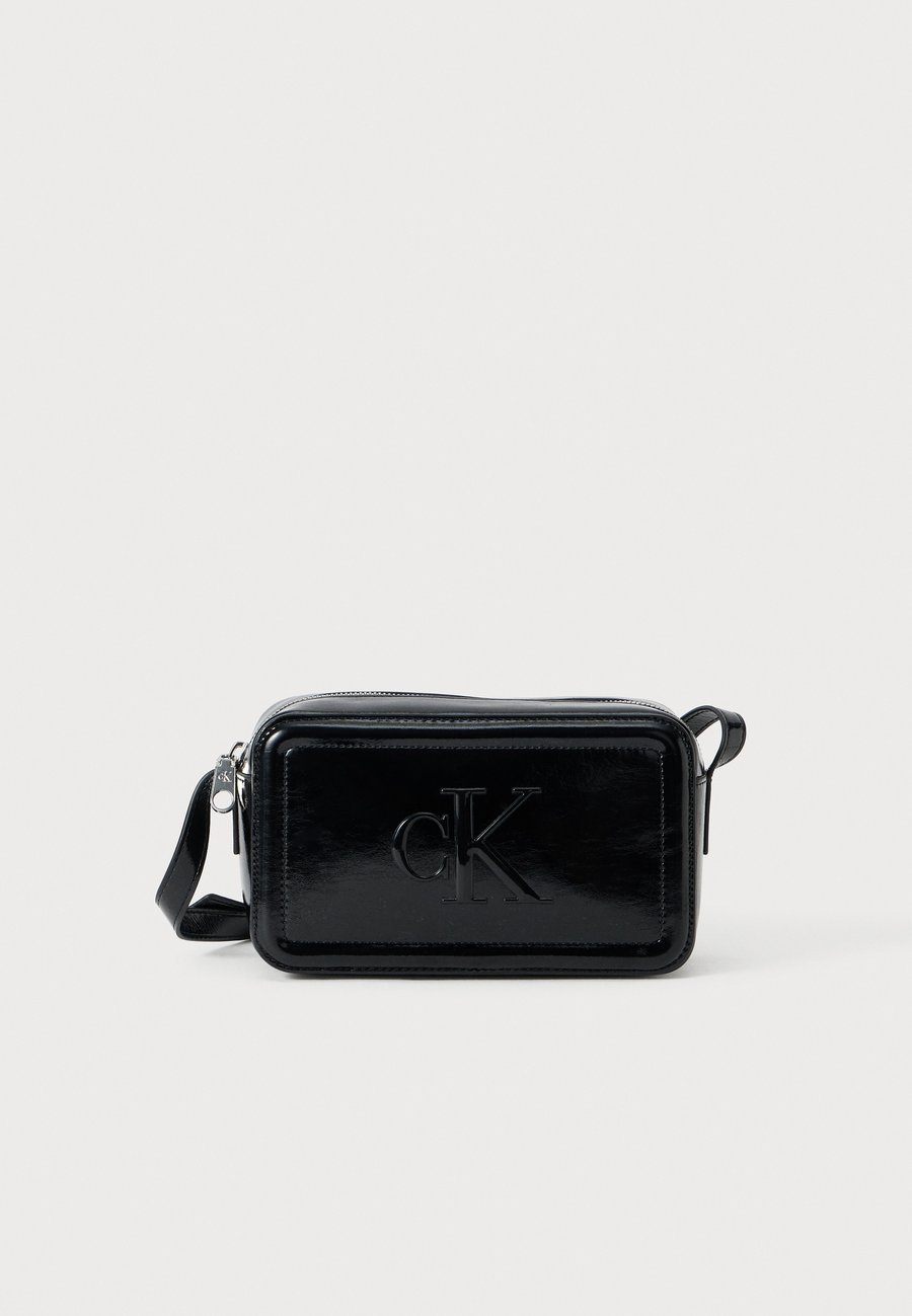 Сумка кросс-боди Calvin Klein BOLD CAMERA BAG, Black
Сумка кросс-боди Calvin Klein BOLD CAMERA BAG, Black