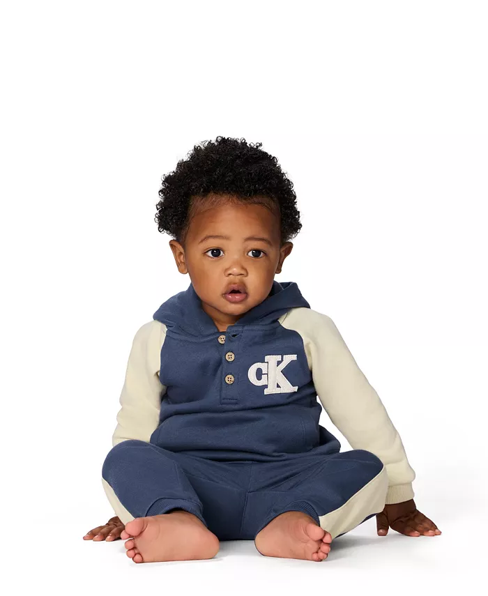 Детский комплект для мальчиков из двух предметов: худи и брюки-джоггеры с цветными блоками и логотипом из флиса Calvin Klein, синий
Детский комплект для мальчиков из двух предметов: худи и брюки-джоггеры с цветными блоками и логотипом из флиса Calvin Klein, синий