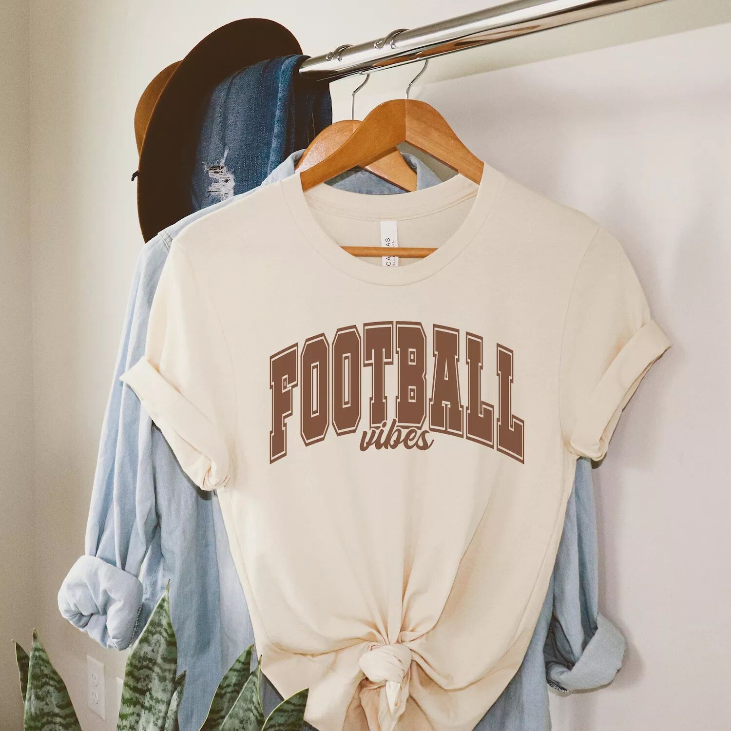 Футболка с короткими рукавами и графическим принтом Varsity Football Vibes Simply Sage Market
Футболка с короткими рукавами и графическим принтом Varsity Football Vibes Simply Sage Market