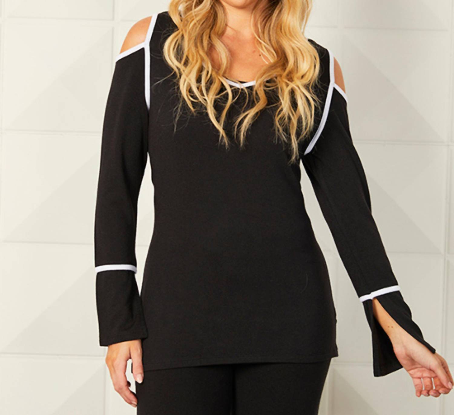 Топ с открытыми плечами черного цвета french kyss
Топ с открытыми плечами черного цвета french kyss