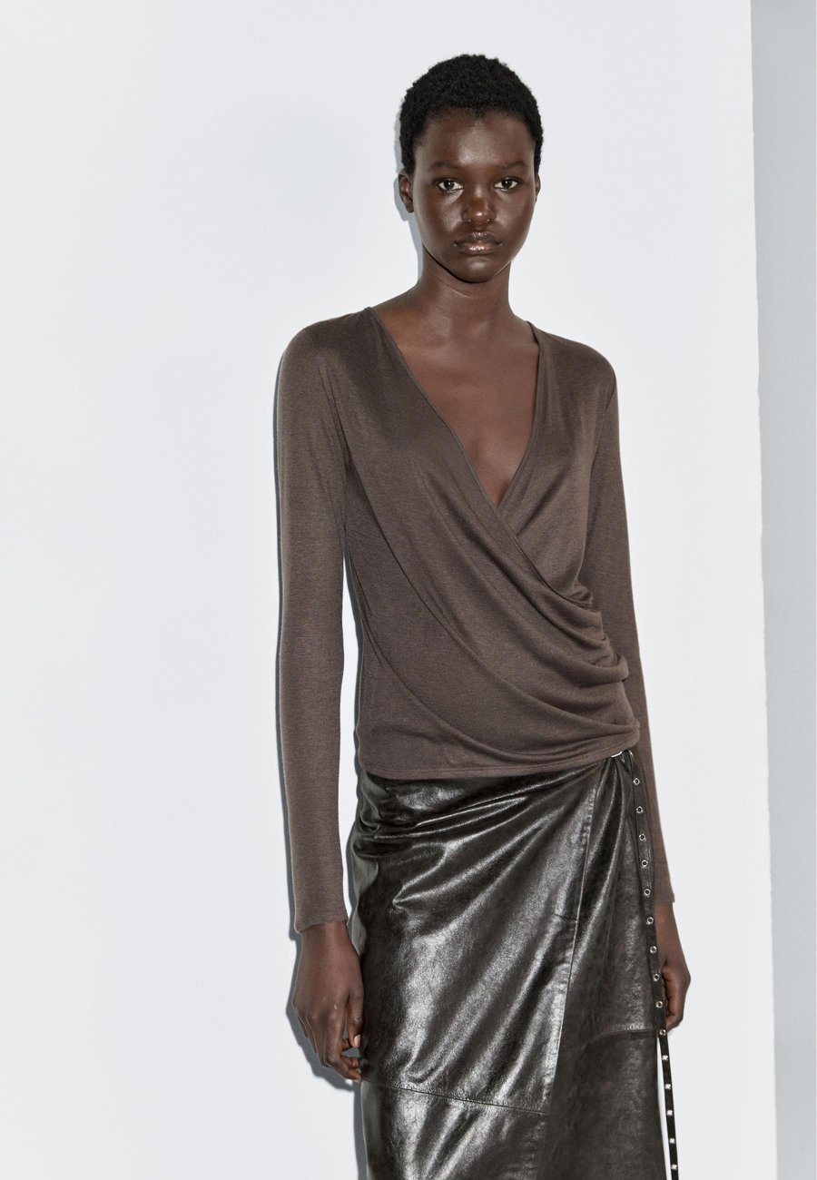 Блуза Massimo Dutti WITH SURPLICE NECKLINE , Brown
Блуза Massimo Dutti WITH SURPLICE NECKLINE , Brown