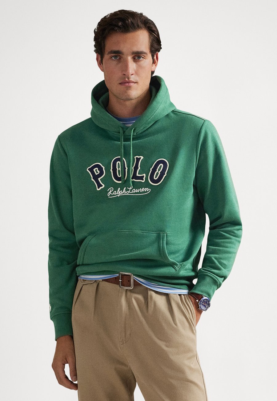 Толстовка Polo Ralph Lauren THE RL FLEECE WESTERN-LOGO HOODIE, Verano Green/Green
Толстовка Polo Ralph Lauren THE RL FLEECE WESTERN-LOGO HOODIE, Verano Green/Green