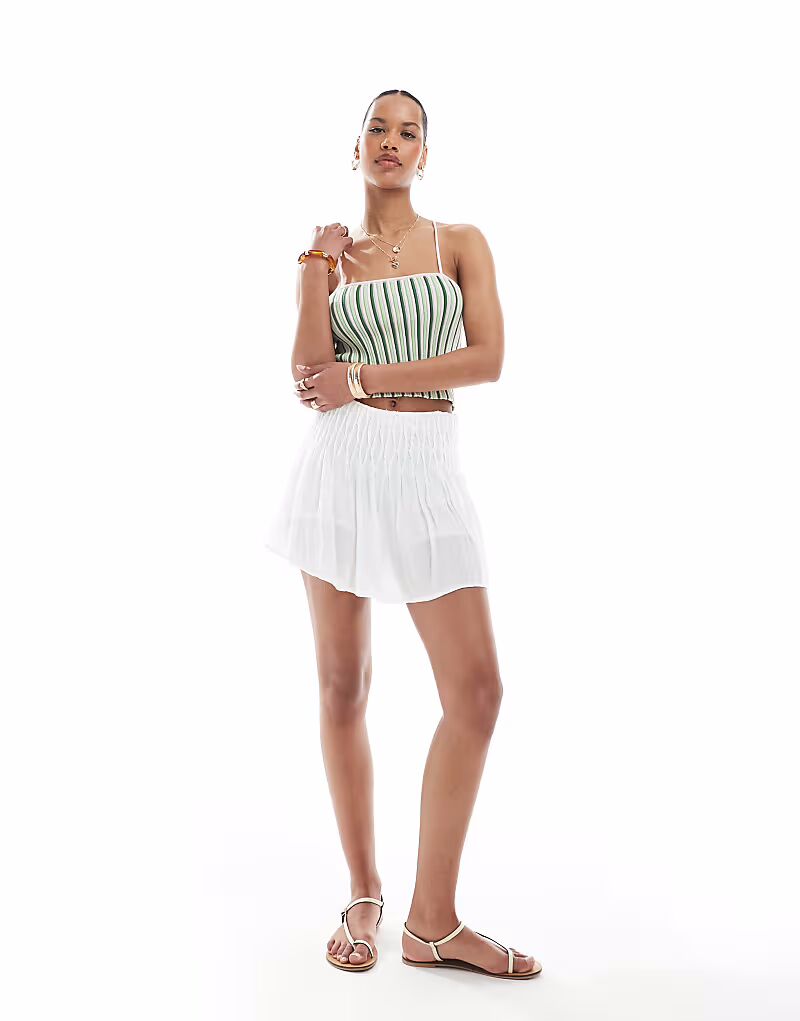 Мини-юбка Stradivarius с вышивкой белого цвета 
Мини-юбка Stradivarius с вышивкой белого цвета