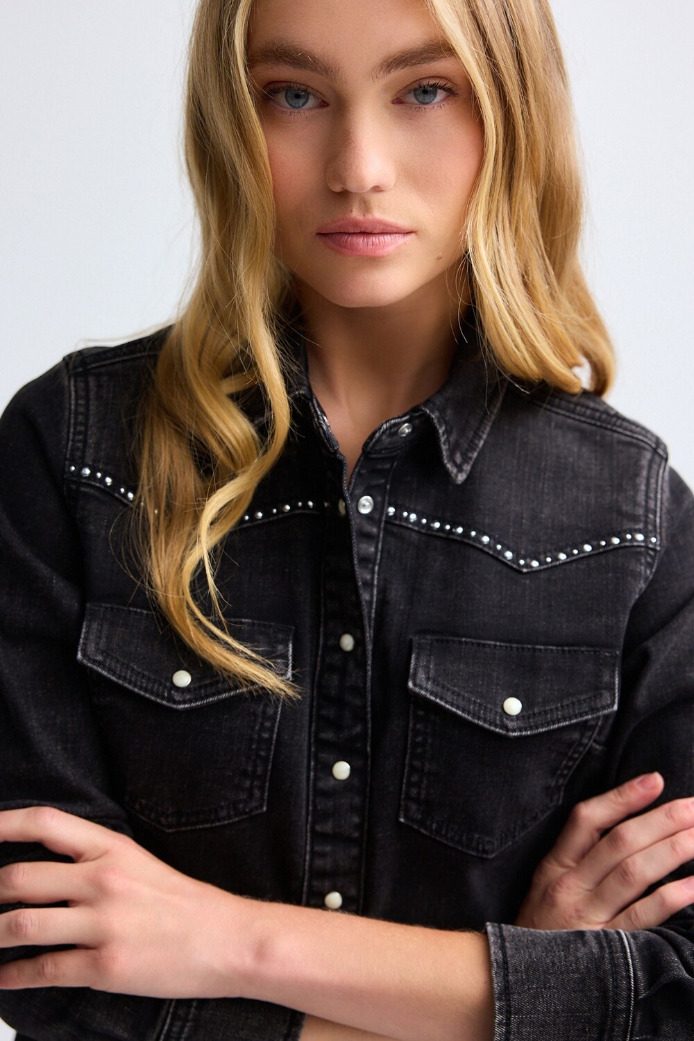 Рубашка в стиле вестерн с отделкой швами из денима Next, черный
Рубашка в стиле вестерн с отделкой швами из денима Next, черный