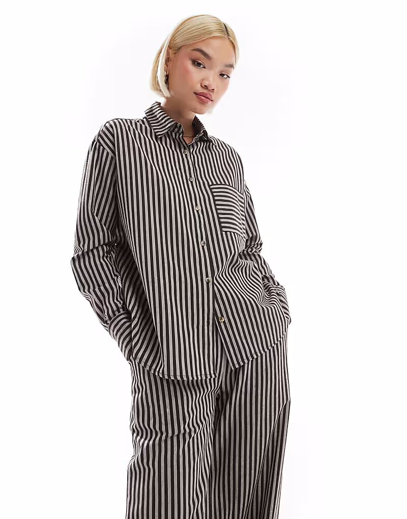 Рубашка свободного кроя от Threadbare в шоколадно-коричневую полоску 
Рубашка свободного кроя от Threadbare в шоколадно-коричневую полоску