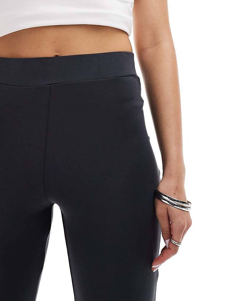 Monki – расклешенные брюки из мягкого серого джерси
Monki – расклешенные брюки из мягкого серого джерси