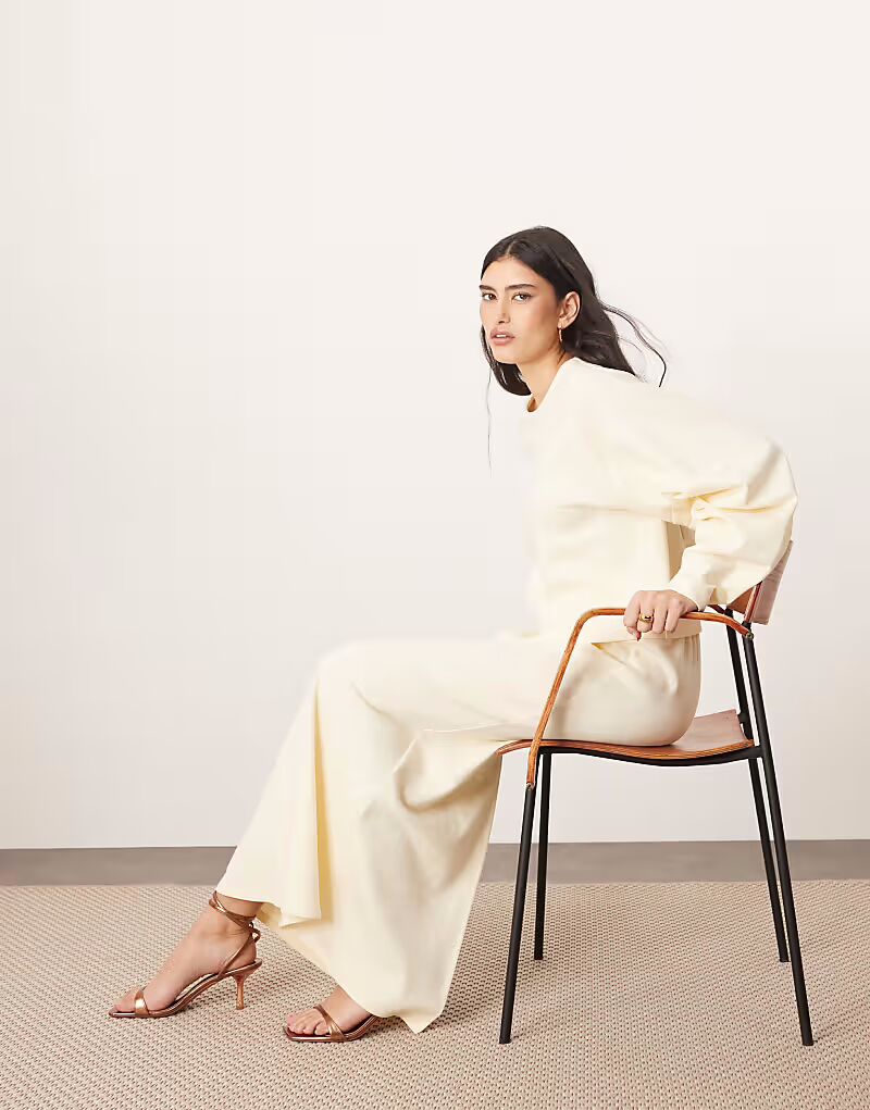 Топ свободного кроя из текстурированного джерси с плиссированными рукавами в цвете пахты Arrange
Топ свободного кроя из текстурированного джерси с плиссированными рукавами в цвете пахты Arrange