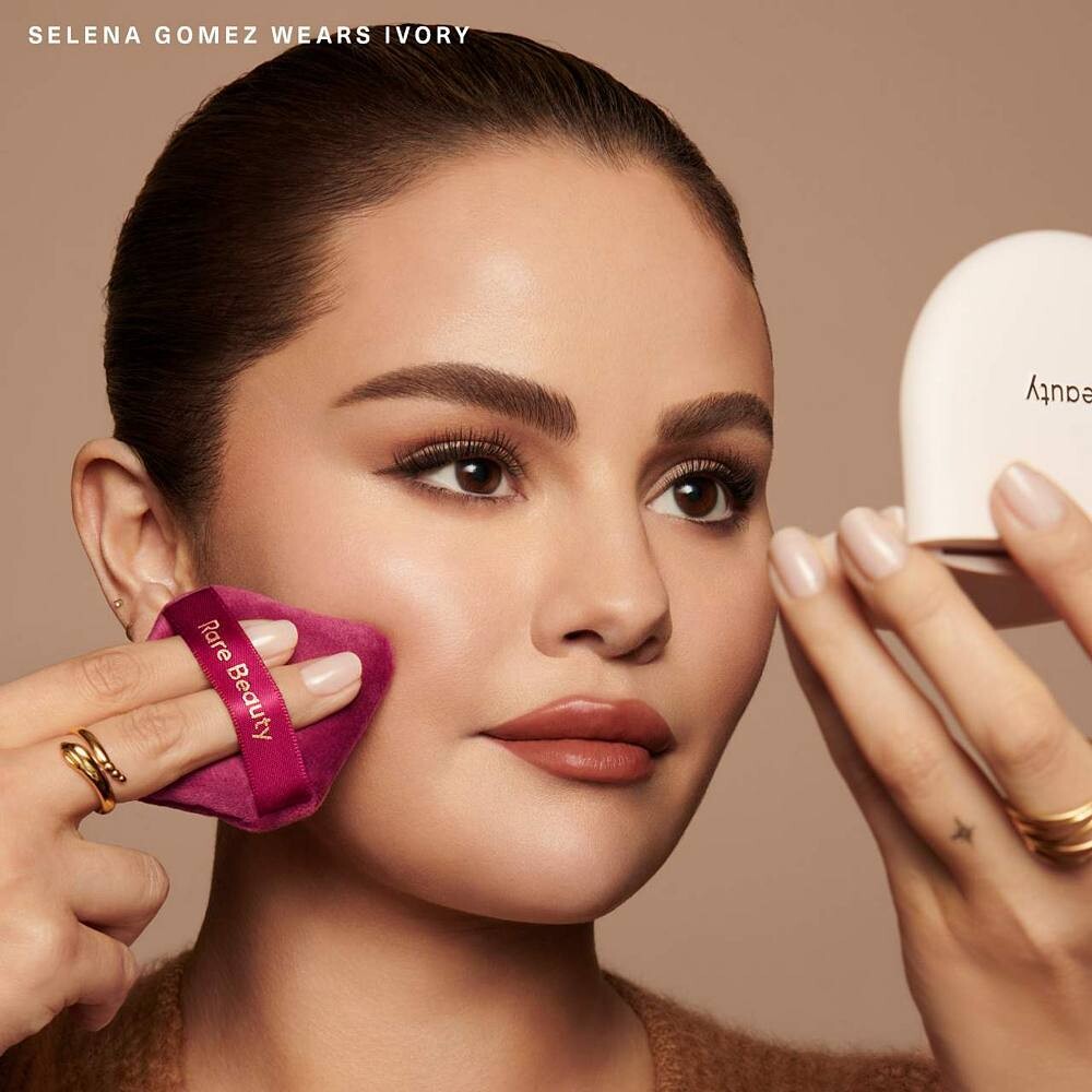 Редкая красота от Selena Gomez True to Myself Тонирующая прессованная финишная пудра без талька Rare Beauty by Selena Gomez, цвет Porcelain
Редкая красота от Selena Gomez True to Myself Тонирующая прессованная финишная пудра без талька Rare Beauty by Selena Gomez, цвет Porcelain