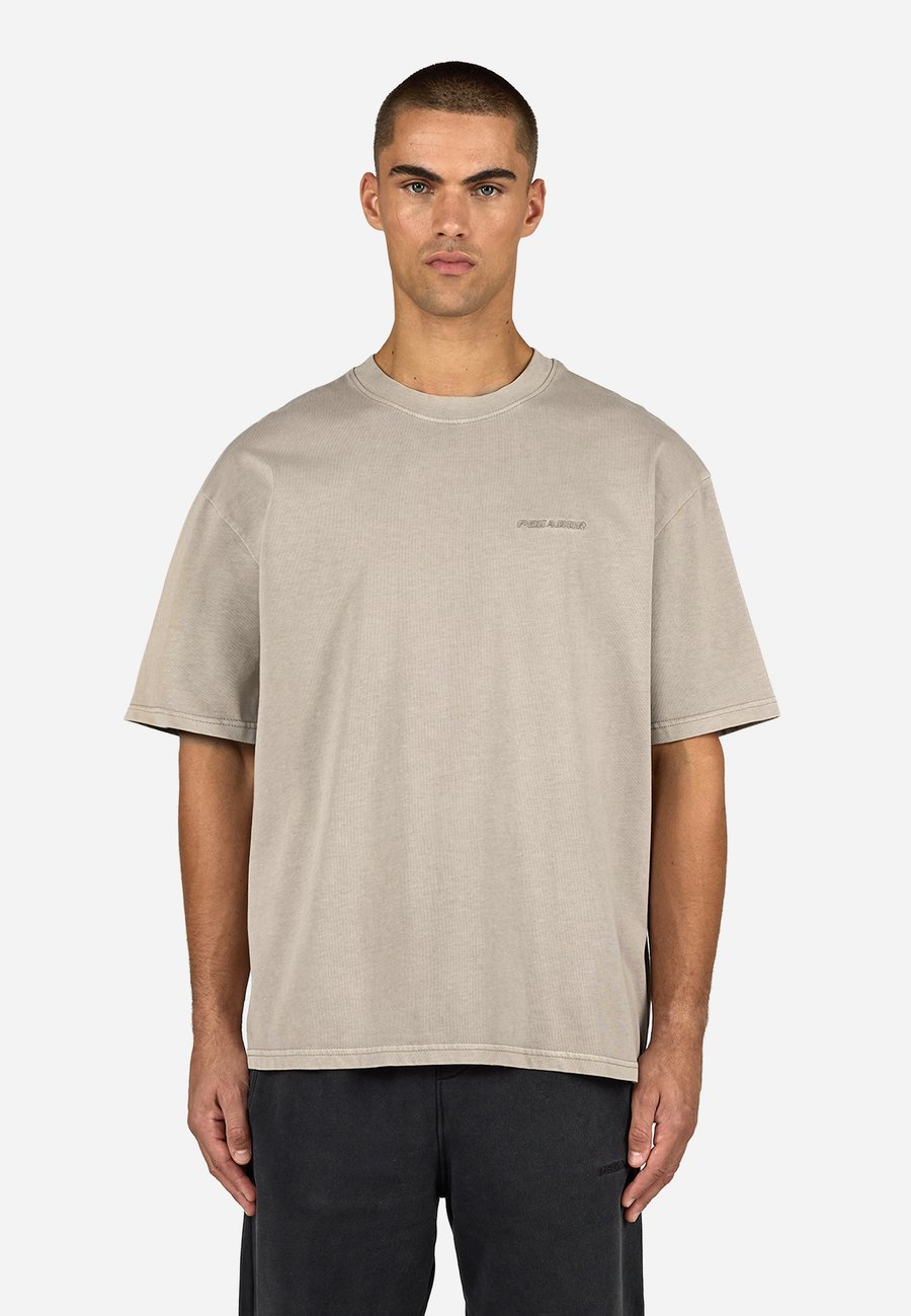 Футболка Pegador LOGO TEE, Vintage Rock Grey/Grey, Серый, Футболка Pegador LOGO TEE, Vintage Rock Grey/Grey
Футболка Pegador LOGO TEE, Vintage Rock Grey/Grey, Серый, Футболка Pegador LOGO TEE, Vintage Rock Grey/Grey