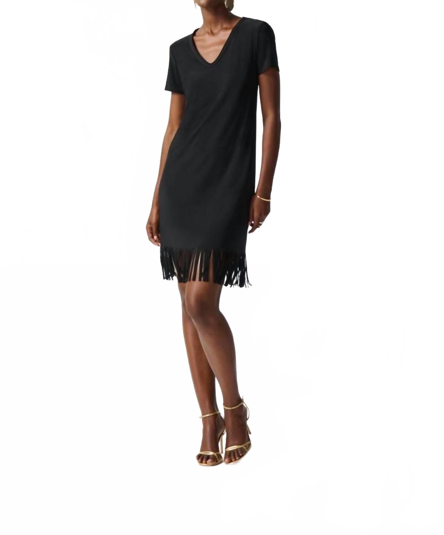 Черное платье-футболка с V-образным вырезом и бахромой по подолу Joseph Ribkoff
Черное платье-футболка с V-образным вырезом и бахромой по подолу Joseph Ribkoff