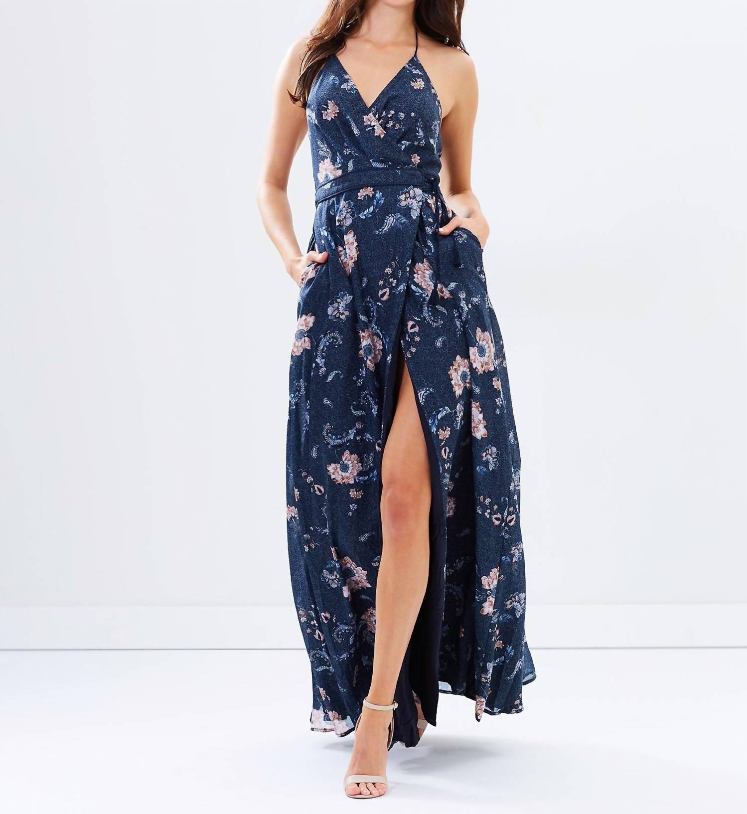 Платье макси с цветочным принтом Iman в синем цвете THE JETSET DIARIES
Платье макси с цветочным принтом Iman в синем цвете THE JETSET DIARIES