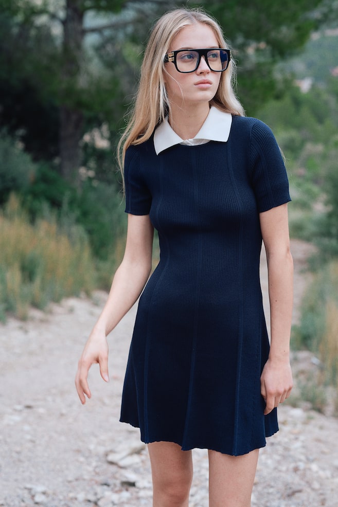 Расклешенное платье из трикотажного полотна в рубчик H&M, синий
Расклешенное платье из трикотажного полотна в рубчик H&M, синий