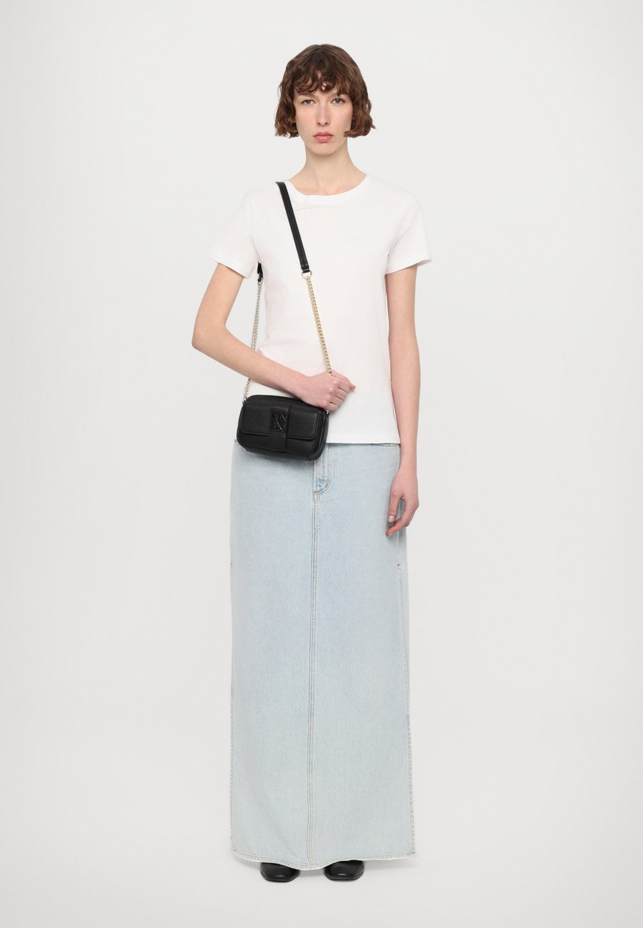 Сумка кросс-боди Armani Exchange SUSIE SOFT CAMERA CASE, Black
Сумка кросс-боди Armani Exchange SUSIE SOFT CAMERA CASE, Black