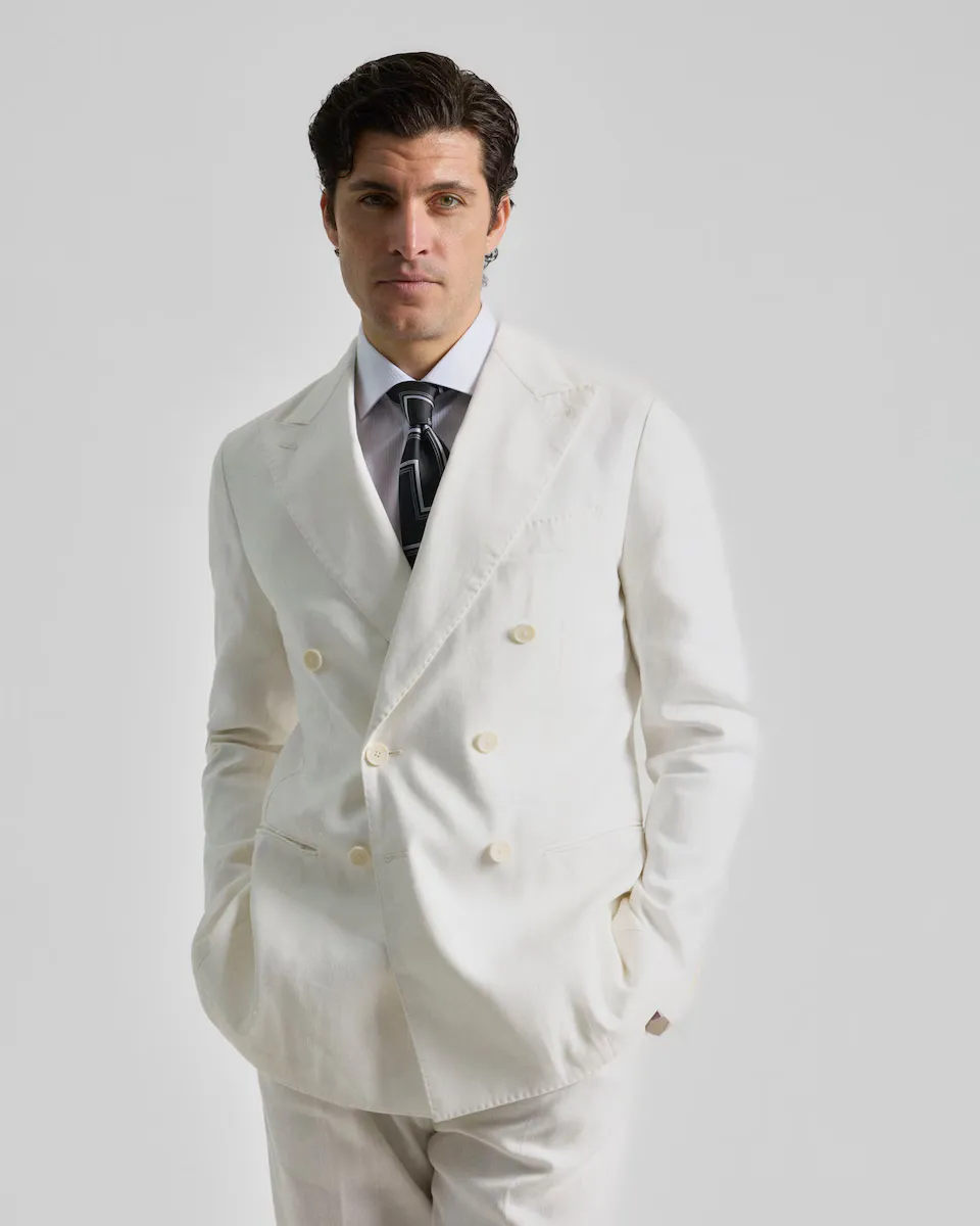 Мужской приталенный белый двубортный пиджак с узором «в ёлочку» PuroEgo
Мужской приталенный белый двубортный пиджак с узором «в ёлочку» PuroEgo