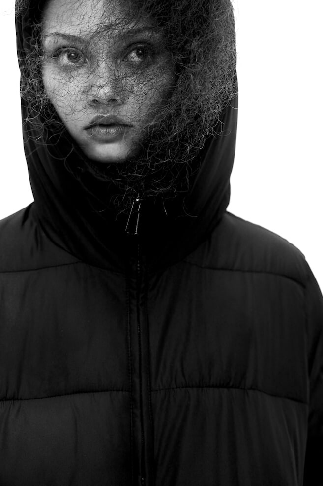 Пуховик с капюшоном H&M, черный
Пуховик с капюшоном H&M, черный