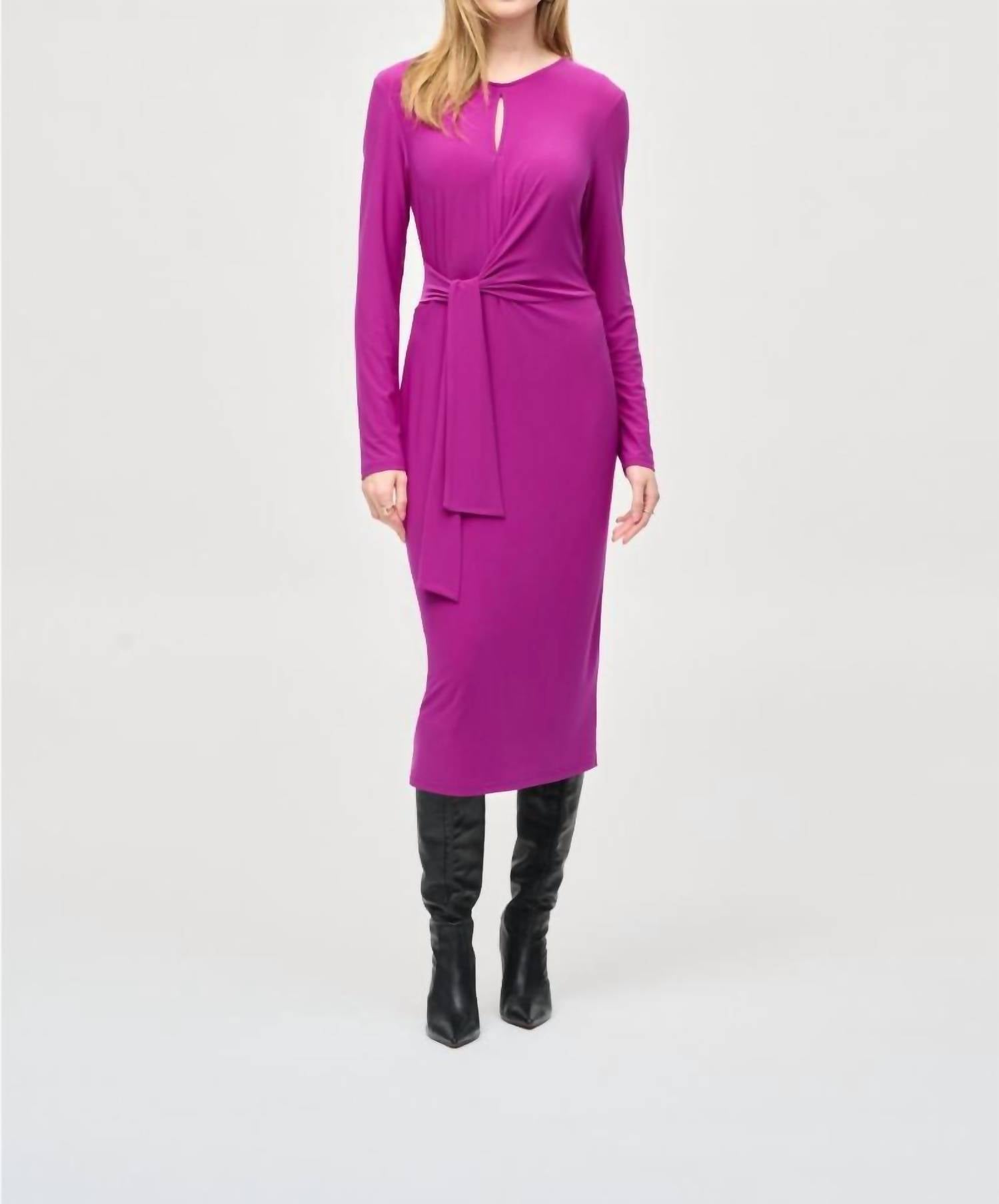 Облегающее миди-платье Empress с запахом на талии и вырезом-"замочной скважиной" Joseph Ribkoff, Empress
Облегающее миди-платье Empress с запахом на талии и вырезом-"замочной скважиной" Joseph Ribkoff, Empress