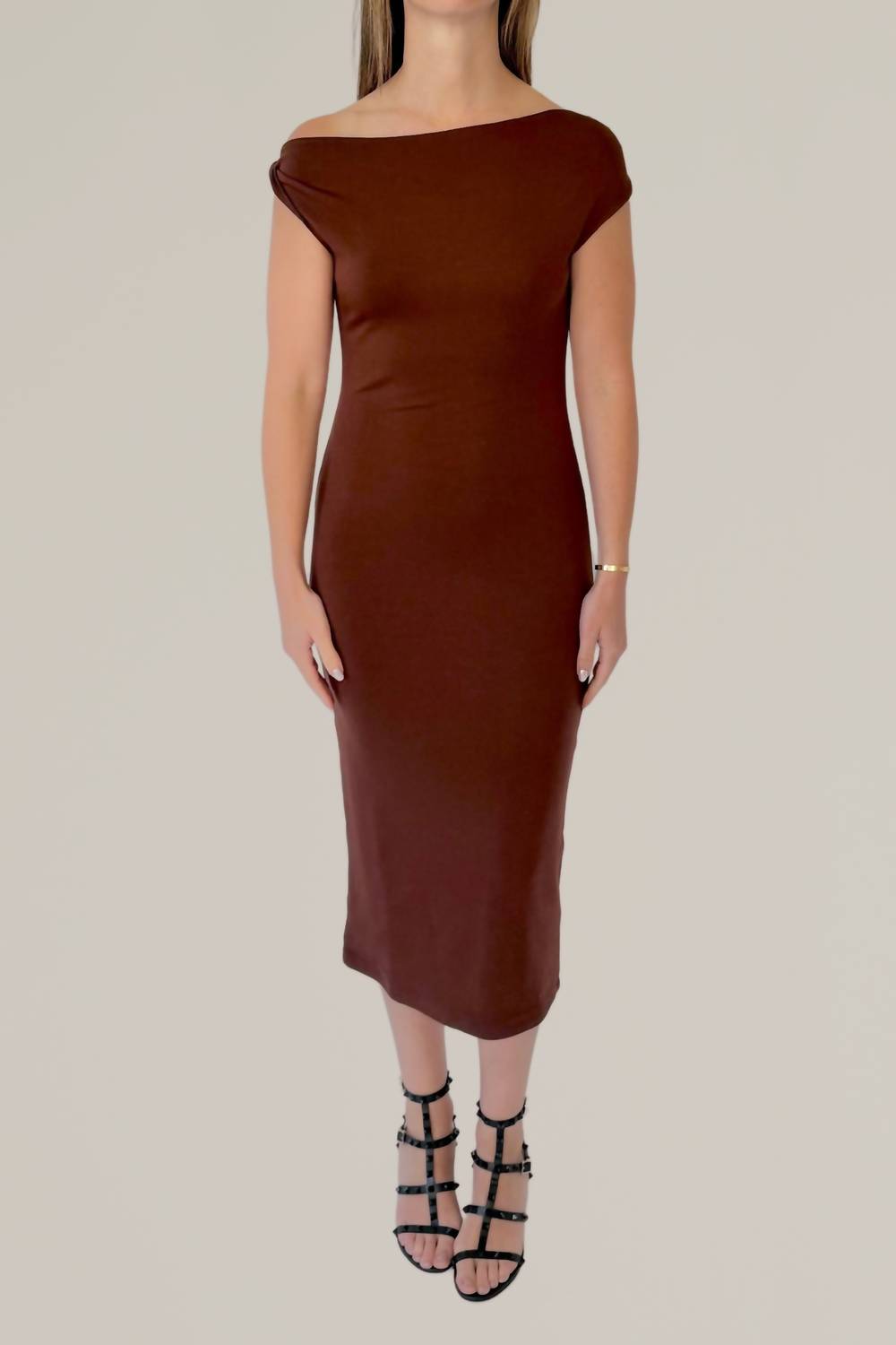 Повседневное платье миди с запахом в коричневом Nlt
Повседневное платье миди с запахом в коричневом Nlt