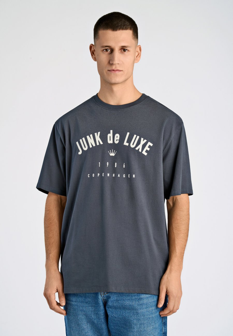 Футболка Junk De Luxe LOGO TEE, Indigo Blue/Blue Denim, Синий, Футболка Junk De Luxe LOGO TEE, Indigo Blue/Blue Denim
Футболка Junk De Luxe LOGO TEE, Indigo Blue/Blue Denim, Синий, Футболка Junk De Luxe LOGO TEE, Indigo Blue/Blue Denim