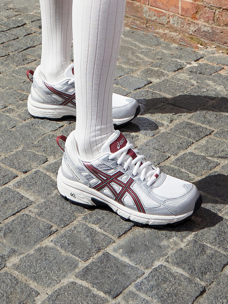 Кроссовки женские Asics Gel-Venture 6 для бега по пересеченной местности, белый / серебристый
Кроссовки женские Asics Gel-Venture 6 для бега по пересеченной местности, белый / серебристый