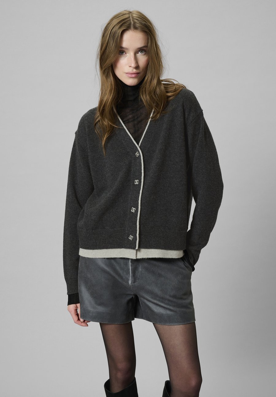 Кардиган My Essential Wardrobe MWTRACY KNIT CARDIGAN, Dark Grey Melange/Dark Grey
Кардиган My Essential Wardrobe MWTRACY KNIT CARDIGAN, Dark Grey Melange/Dark Grey