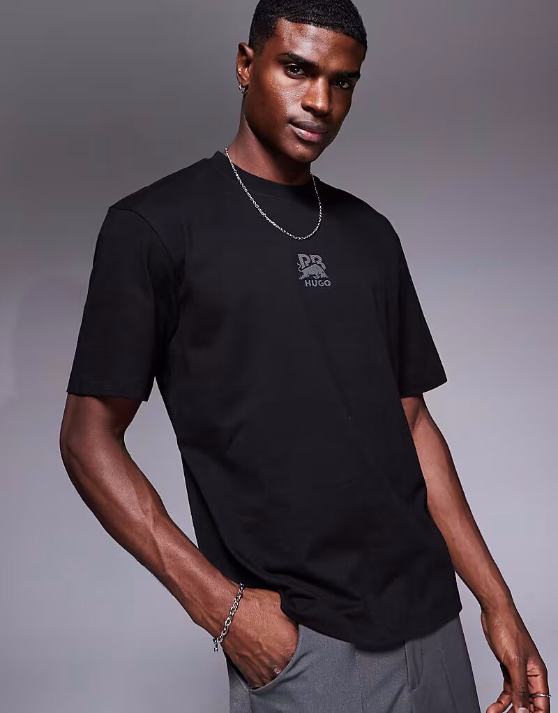 Футболка свободного кроя HUGO RED Bull Racing capsule Deckies с серебристым центральным логотипом черного цвета
Футболка свободного кроя HUGO RED Bull Racing capsule Deckies с серебристым центральным логотипом черного цвета