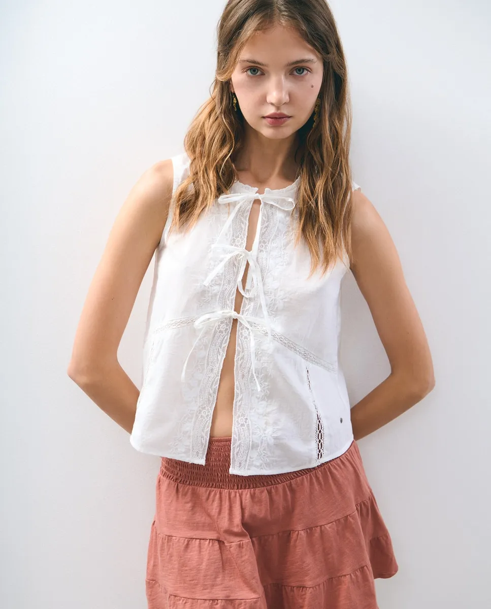 Женский топ с вышивкой и лентами Brownie, белый
Женский топ с вышивкой и лентами Brownie, белый