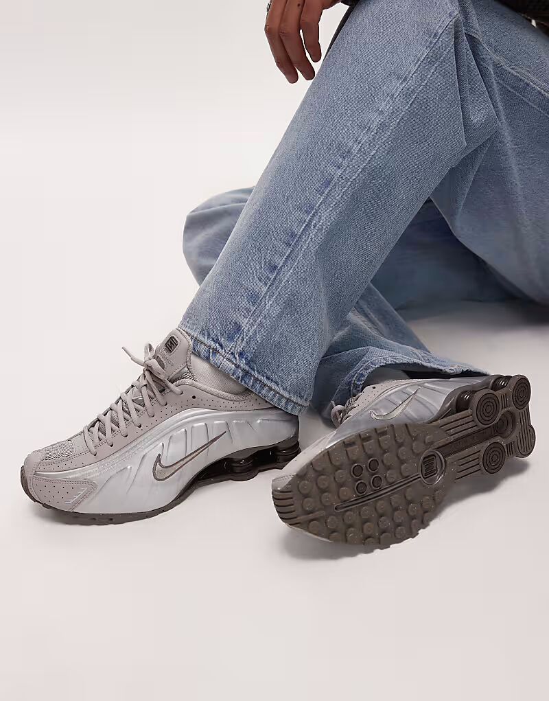 Кроссовки Shox R4 коричневого и серебристого цветов Nike
Кроссовки Shox R4 коричневого и серебристого цветов Nike