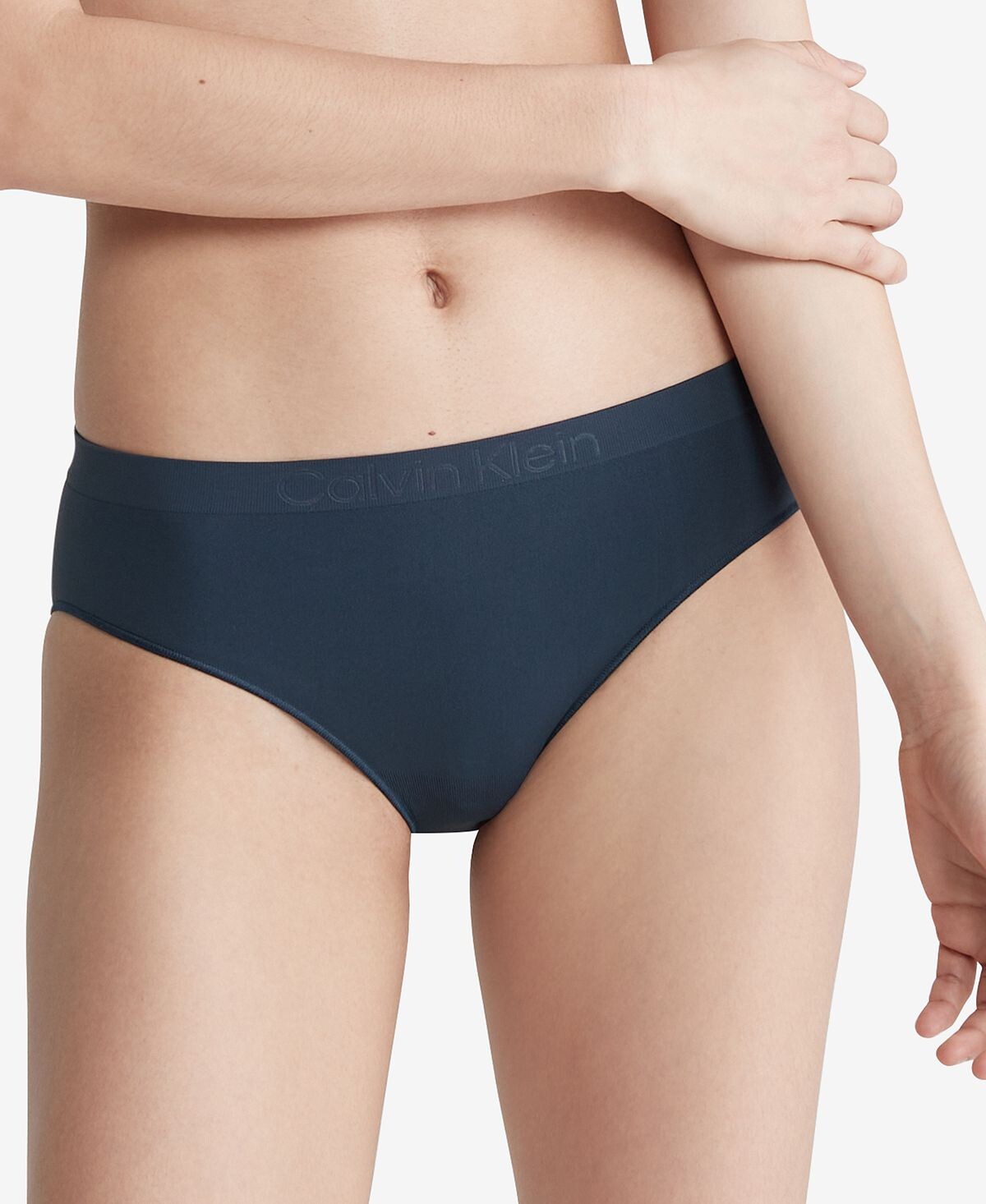 Женское гибкое нижнее белье бикини QD3960 Calvin Klein
Женское гибкое нижнее белье бикини QD3960 Calvin Klein