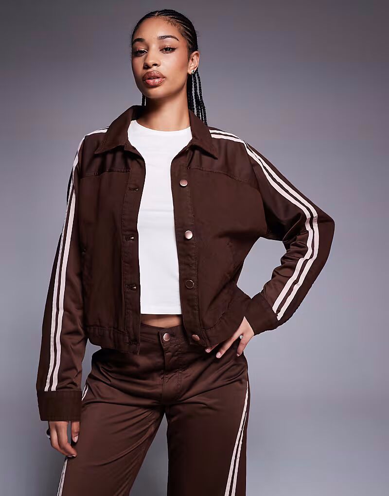 Джинсовая куртка с полосками темно-коричневого цвета River Island
Джинсовая куртка с полосками темно-коричневого цвета River Island