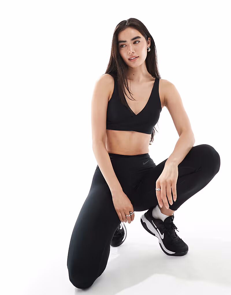Спортивный бюстгальтер One Training Wrap Light Support черного цвета Nike Training
Спортивный бюстгальтер One Training Wrap Light Support черного цвета Nike Training