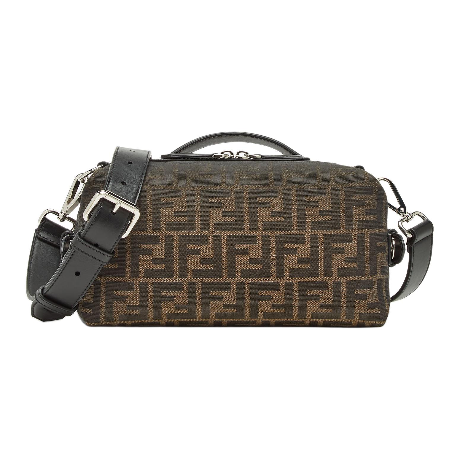 Коричневая кожаная сумка через плечо FENDI малого размера для мужчин
Коричневая кожаная сумка через плечо FENDI малого размера для мужчин