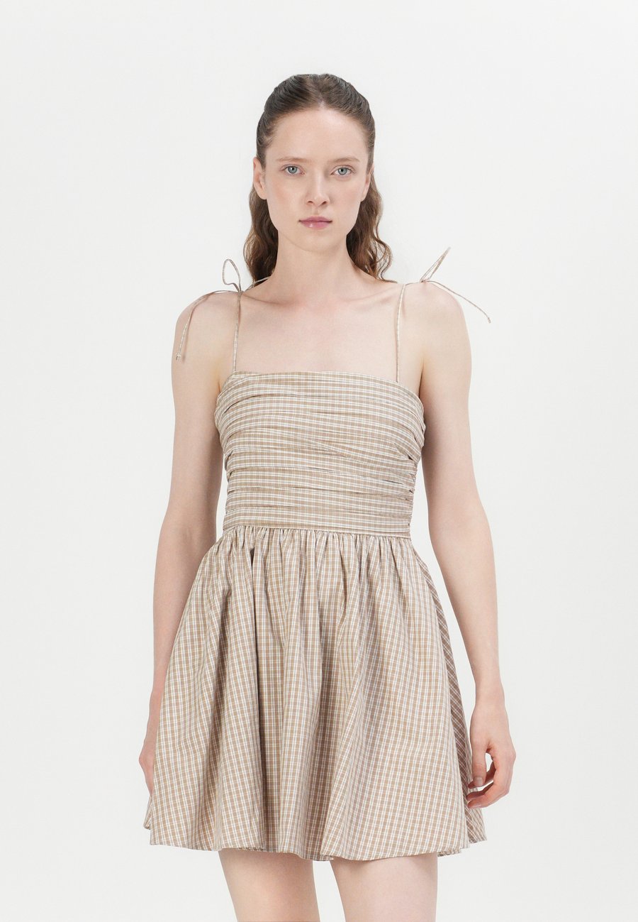 Платье Abercrombie & Fitch CHASE EMERSON TIE STRAP SHORT DRESS, White
Платье Abercrombie & Fitch CHASE EMERSON TIE STRAP SHORT DRESS, White