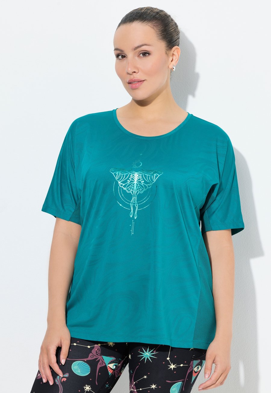 Футболка Ulla Popken QUICK DRYING LUNA MOTH GRAPHIC , Emerald/Teal, Зеленый, Футболка Ulla Popken QUICK DRYING LUNA MOTH GRAPHIC , Emerald/Teal
Футболка Ulla Popken QUICK DRYING LUNA MOTH GRAPHIC , Emerald/Teal, Зеленый, Футболка Ulla Popken QUICK DRYING LUNA MOTH GRAPHIC , Emerald/Teal