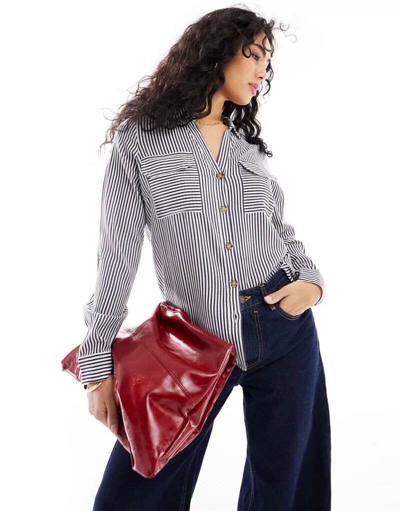 Рубашка Vero Moda с темно-синими полосками и нагрудными карманами
Рубашка Vero Moda с темно-синими полосками и нагрудными карманами