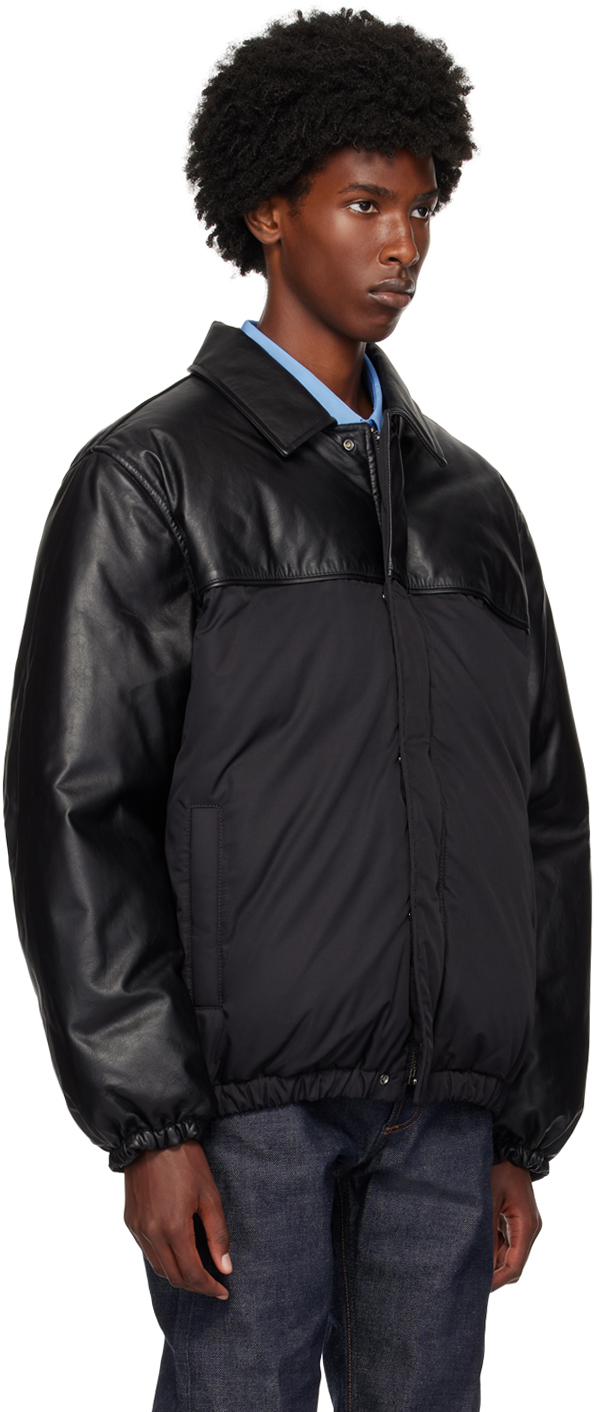 Черная кожаная куртка-бомбер со вставками Calvin Klein
Черная кожаная куртка-бомбер со вставками Calvin Klein