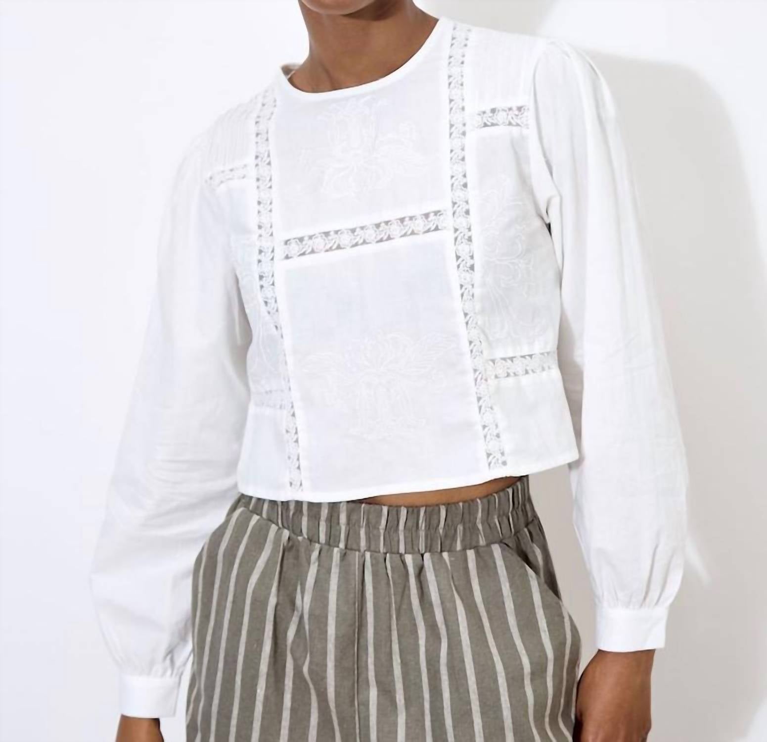 Белая блузка с кружевными вставками и вышивкой APRICOT
Белая блузка с кружевными вставками и вышивкой APRICOT