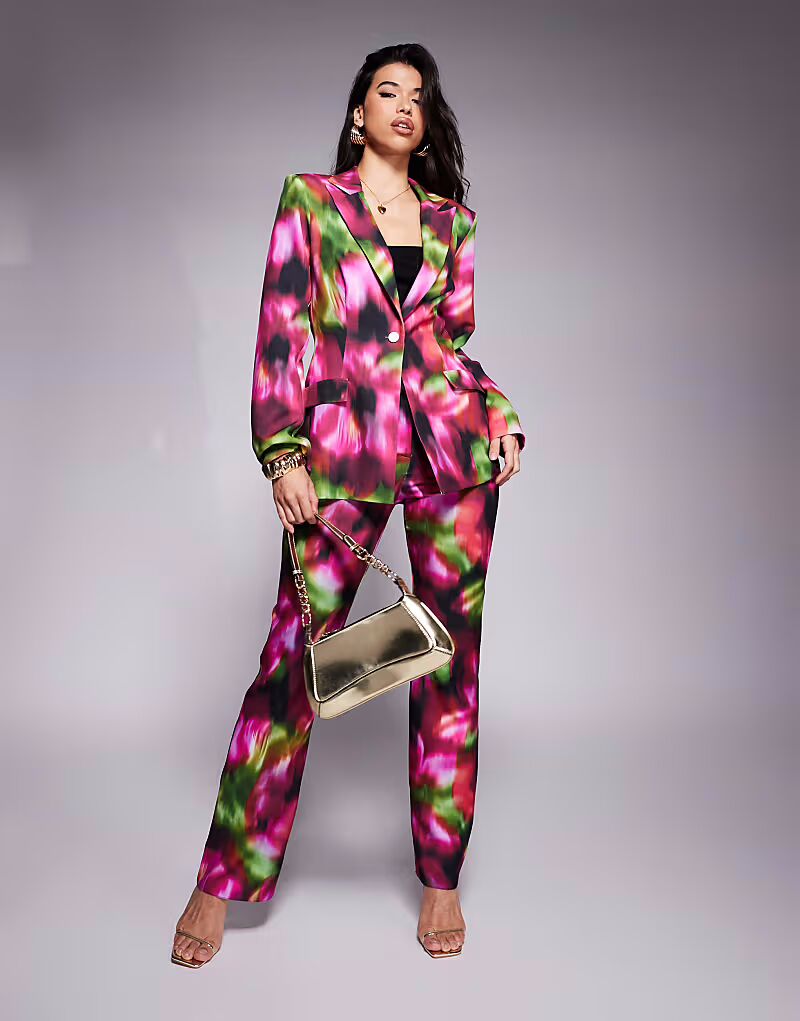 Приталенный блейзер ASOS LUXE с темным размытым цветочным принтом
Приталенный блейзер ASOS LUXE с темным размытым цветочным принтом