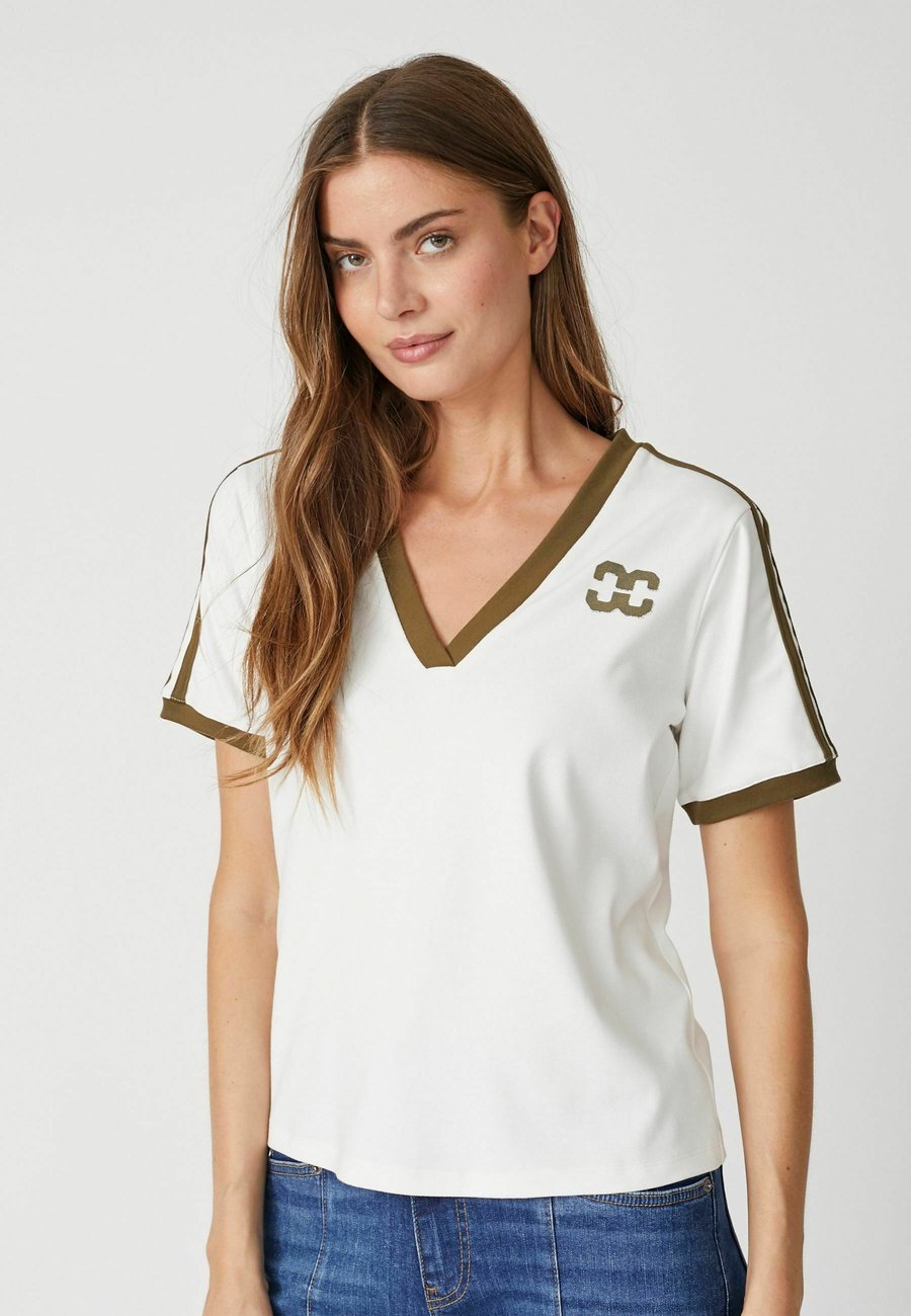 Футболка Co'couture EDGECC STRIPE V-TEE, Offwhite Military Olive/Dark Green
Футболка Co'couture EDGECC STRIPE V-TEE, Offwhite Military Olive/Dark Green