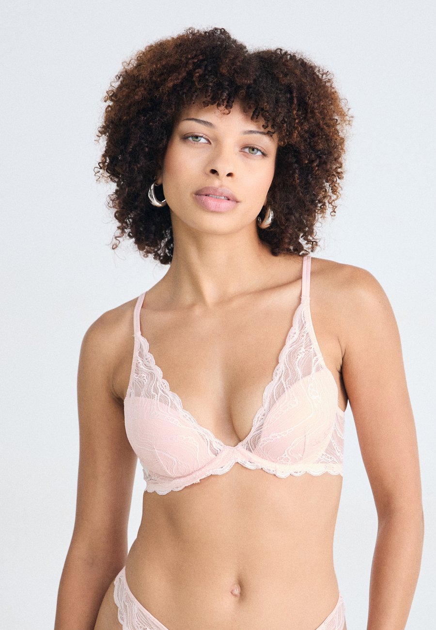 Бюстгальтер Calvin Klein Underwear LIGHTLY LINED PLUNGE SENSUAL , Dreamscape/Nude
Бюстгальтер Calvin Klein Underwear LIGHTLY LINED PLUNGE SENSUAL , Dreamscape/Nude