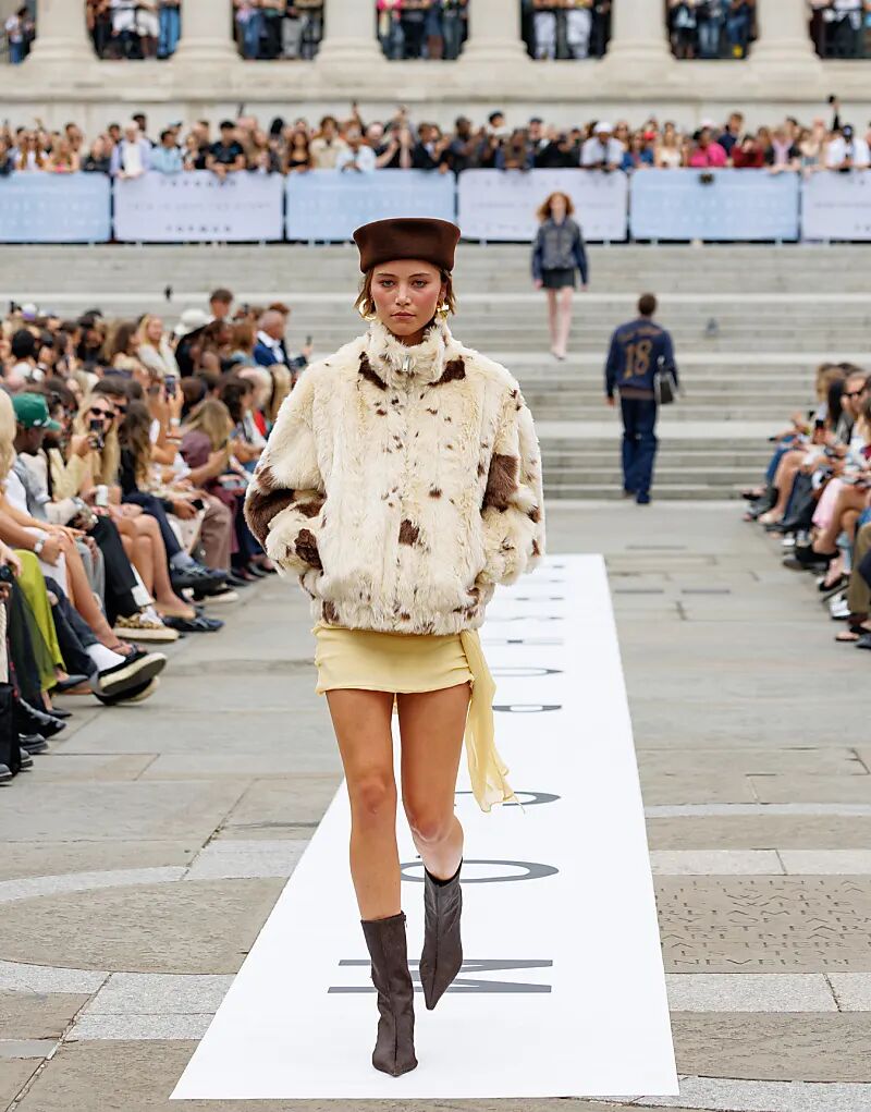 Куртка-бомбер Topshop из искусственного меха с принтом коровьей кожи пони кремового цвета
Куртка-бомбер Topshop из искусственного меха с принтом коровьей кожи пони кремового цвета