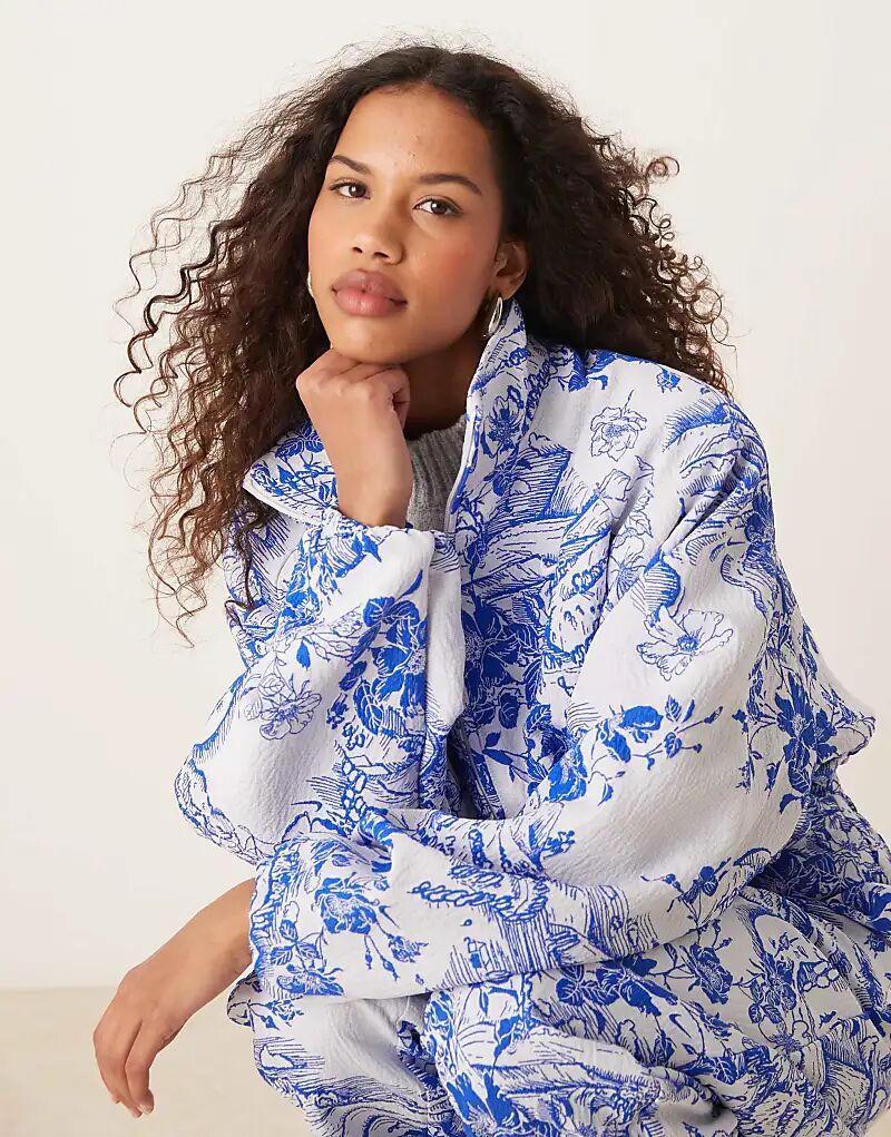 Жаккардовая куртка Nike MDC с цветочным принтом синего и белого цветов
Жаккардовая куртка Nike MDC с цветочным принтом синего и белого цветов