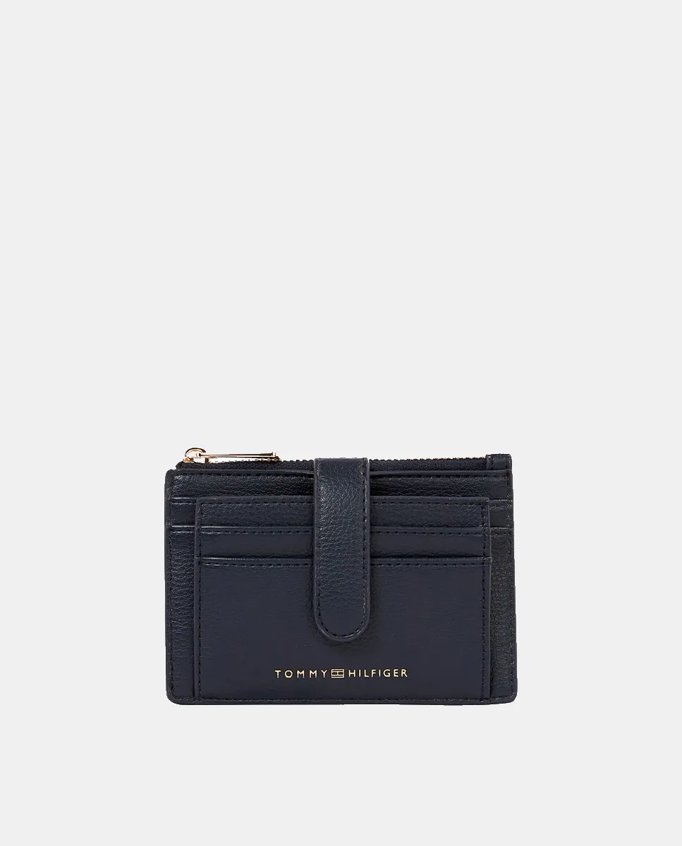 Картхолдер темно-синего цвета с подписью Tommy Hilfiger
Картхолдер темно-синего цвета с подписью Tommy Hilfiger