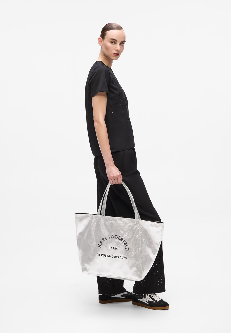 Сумка-шоппер KARL LAGERFELD COATED WRINKLE SHOPPER, Silver-Coloured
Сумка-шоппер KARL LAGERFELD COATED WRINKLE SHOPPER, Silver-Coloured