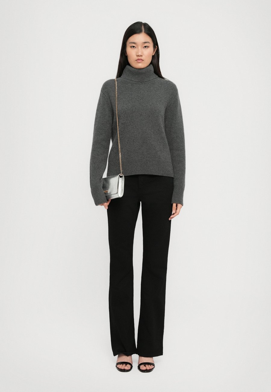 Сумка кросс-боди Love Moschino SMART DAILY BAG, Silver-Coloured
Сумка кросс-боди Love Moschino SMART DAILY BAG, Silver-Coloured