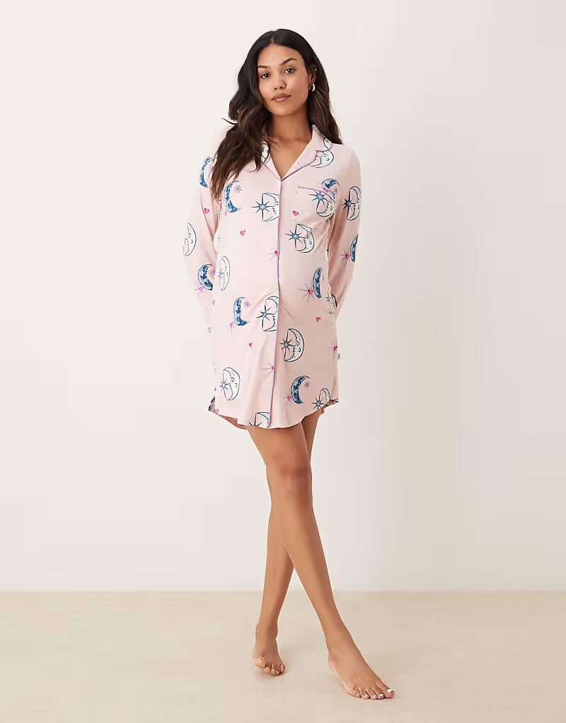 Ночная рубашка для беременных с длинными рукавами и принтом розового ночного неба Chelsea Peers
Ночная рубашка для беременных с длинными рукавами и принтом розового ночного неба Chelsea Peers