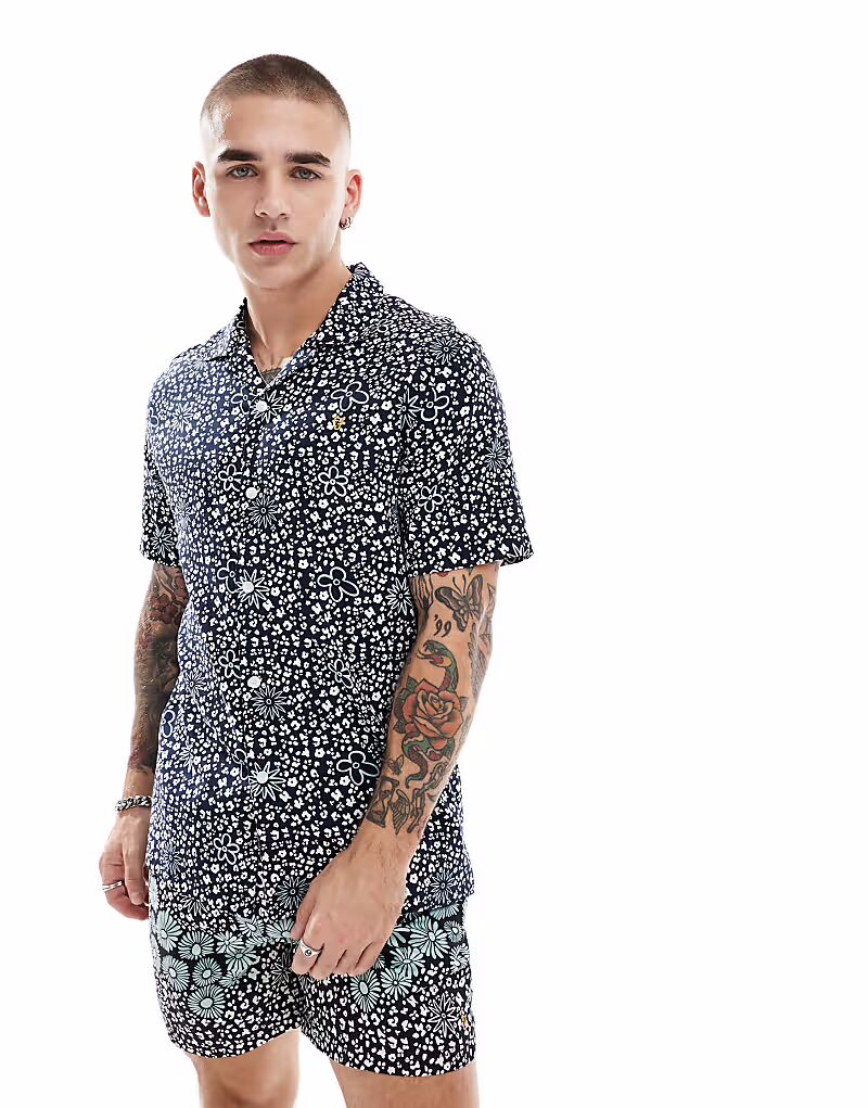 Рубашка Farah Landon Coord с короткими рукавами и воротником-стойкой с цветочным принтом темно-синего цвета
Рубашка Farah Landon Coord с короткими рукавами и воротником-стойкой с цветочным принтом темно-синего цвета