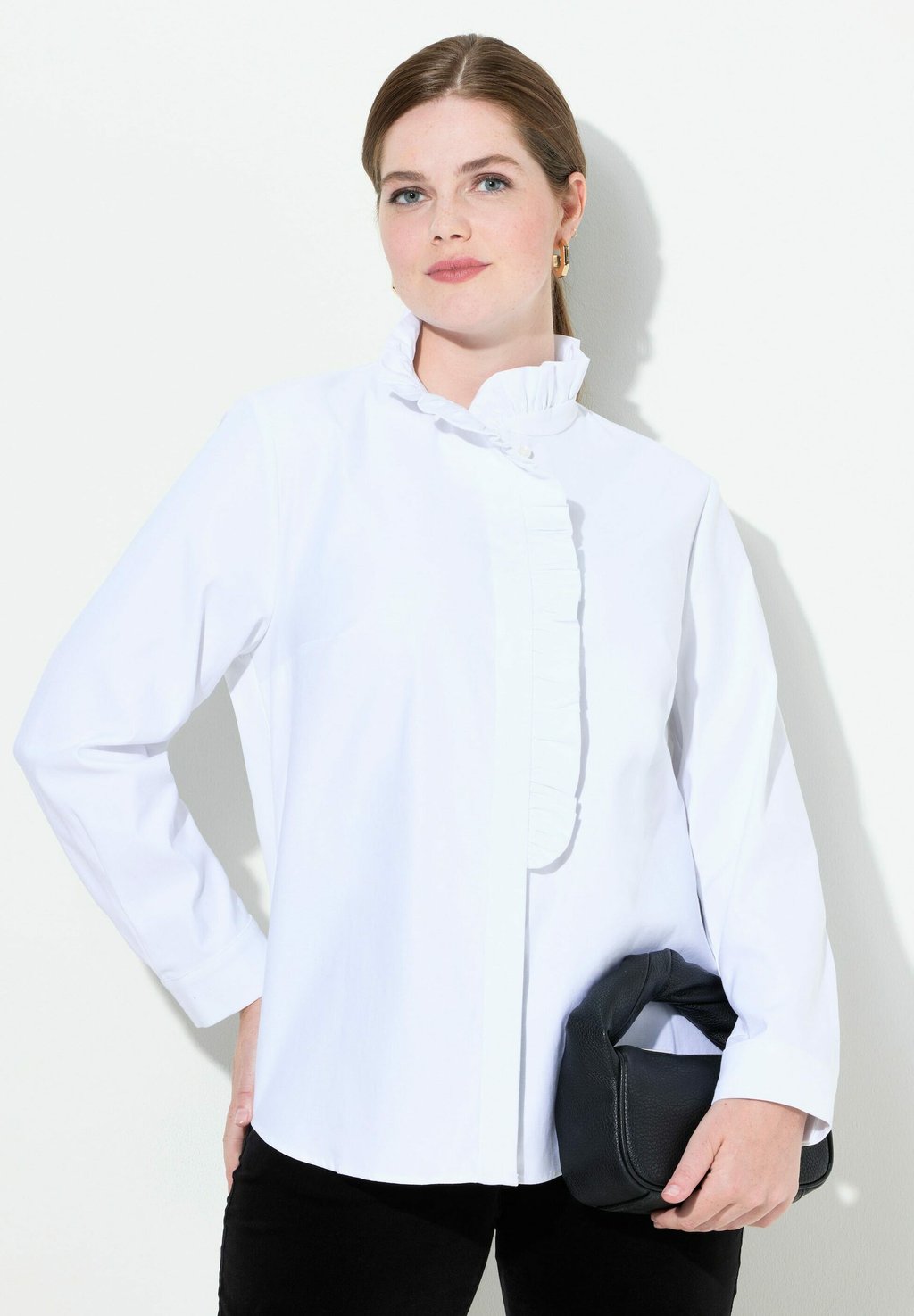 Блузка на пуговицах RUFFLED ASYMMETRIC LONG SLEEVE Ulla Popken, белый
Блузка на пуговицах RUFFLED ASYMMETRIC LONG SLEEVE Ulla Popken, белый