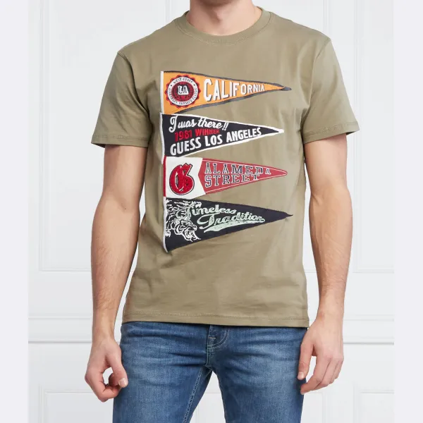 Футболка стандартного кроя с вымпелом Guess, хаки
Футболка стандартного кроя с вымпелом Guess, хаки